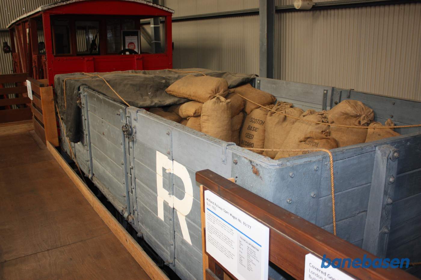 En godsvogn fyldt med kornsække