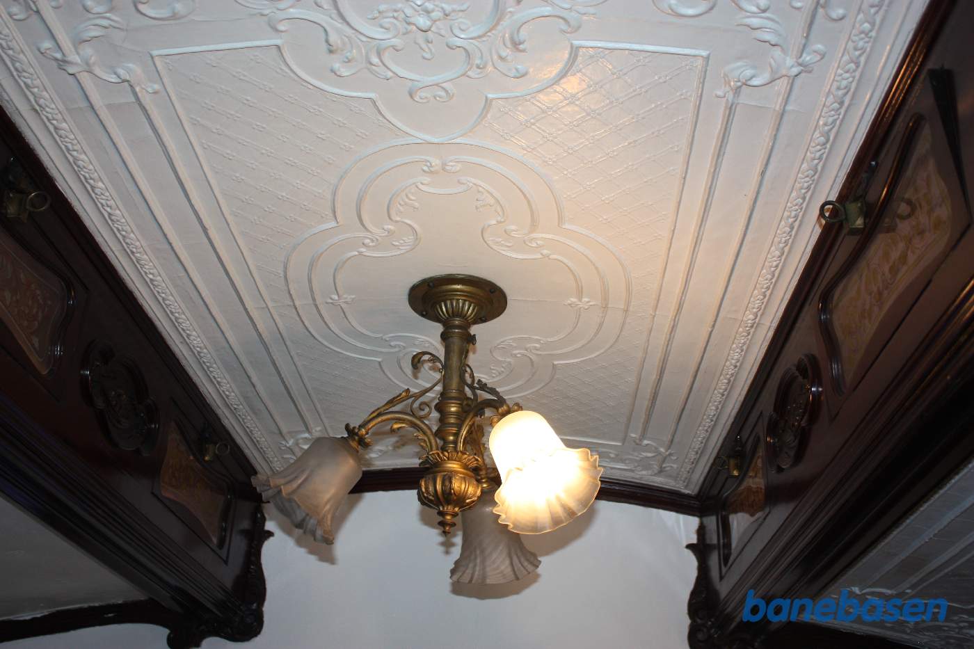 Nærbillede af en lysekrone med lys i