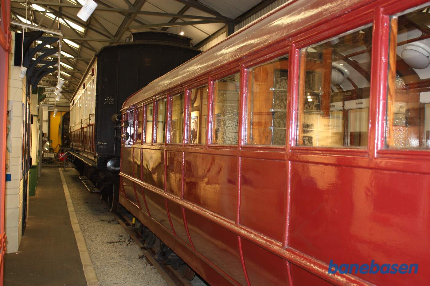 Nogle forskellige vogne udstillet i samme spor