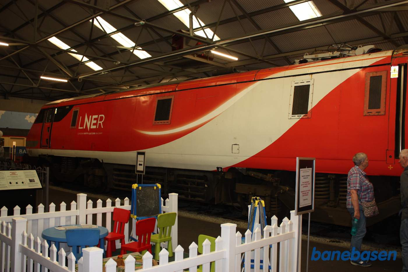 Bag børnelegepladsen ses et elektrisk eksprestogslokomotiv fra LNER