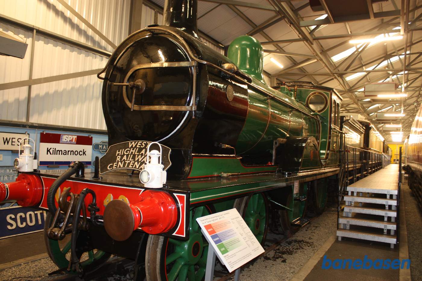 Et grønt damplokomotiv set forfra