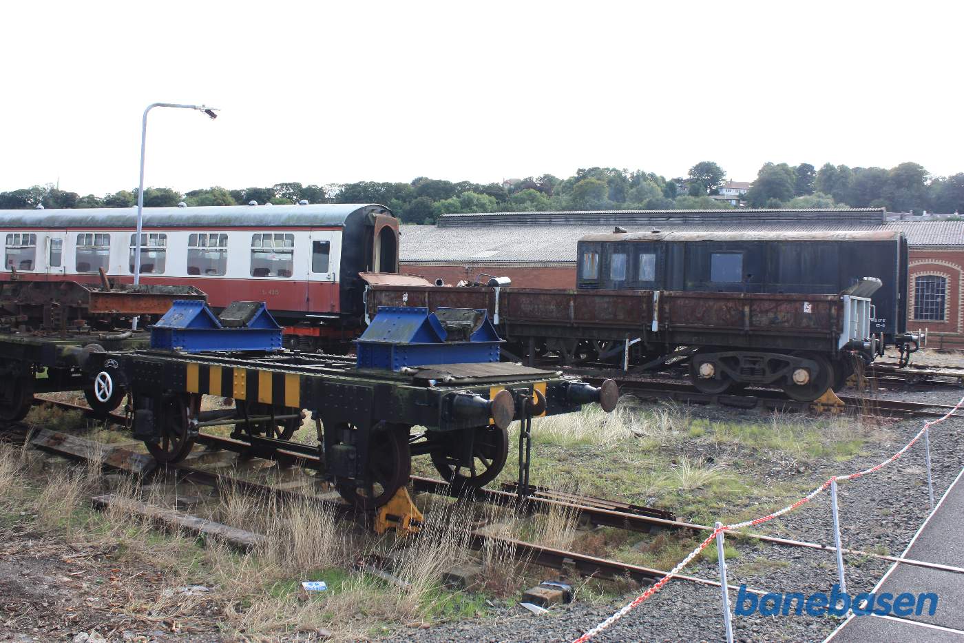 Udenfor museumshallen står en del blandet materiel