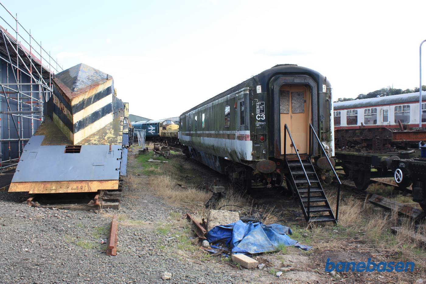 Udenfor museumshallen står en del blandet materiel, bl.a. en sneplov