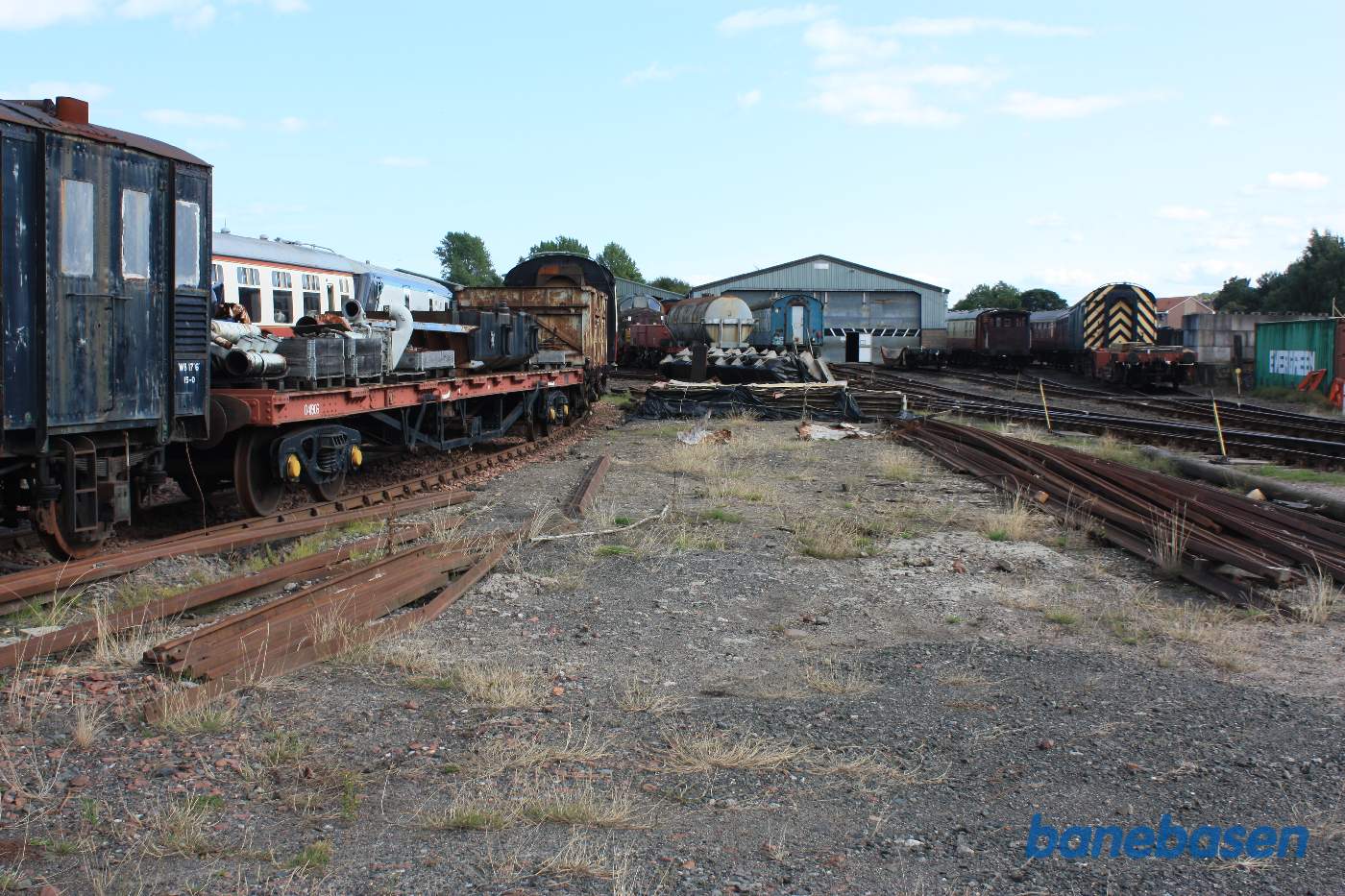 Udenfor museumshallen står en del blandet materiel