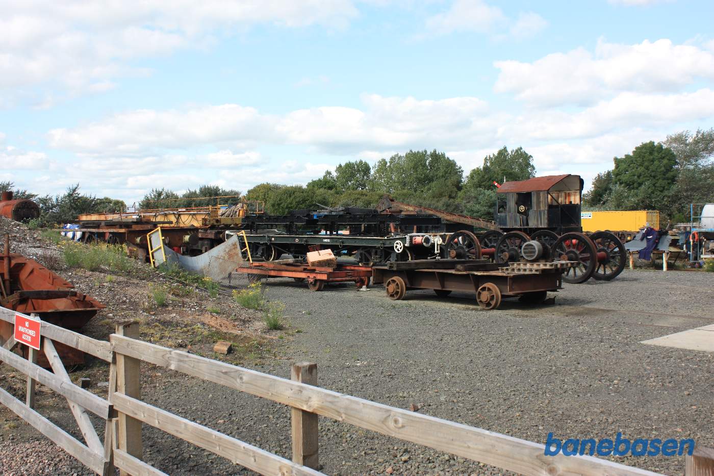 Udenfor museumshallen står en del blandet materiel