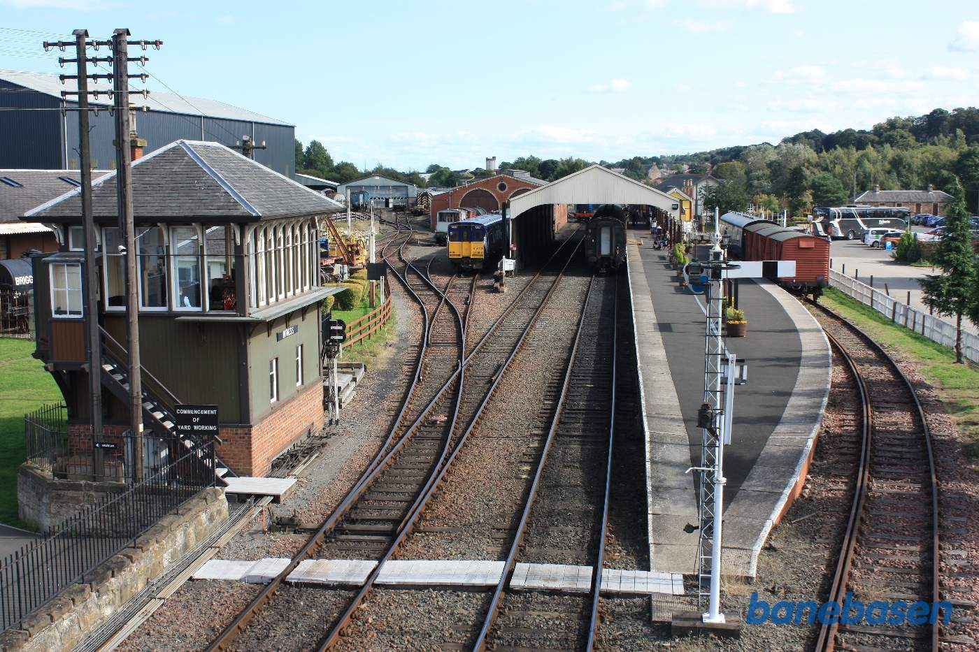 Fra gangbroen over banen får man et godt billede af stationsområdet og signalhuset til venstre