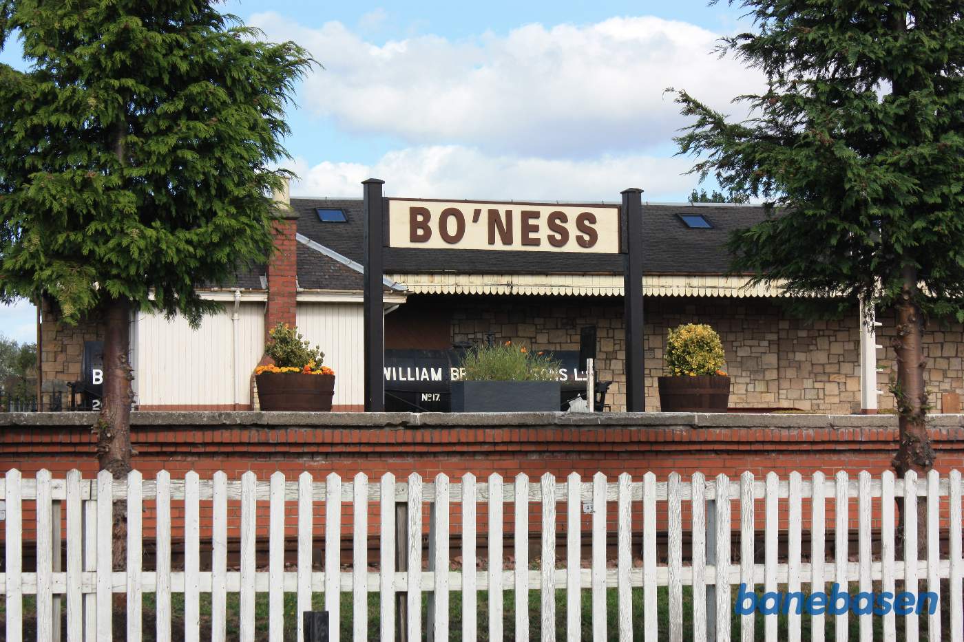 Stationsskiltet set fra parkeringspladsen