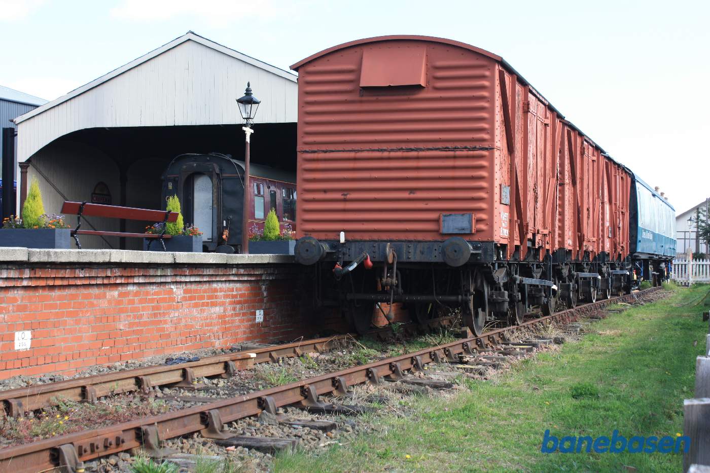 Et par udstillede godsvogne ud mod parkeringspladsen