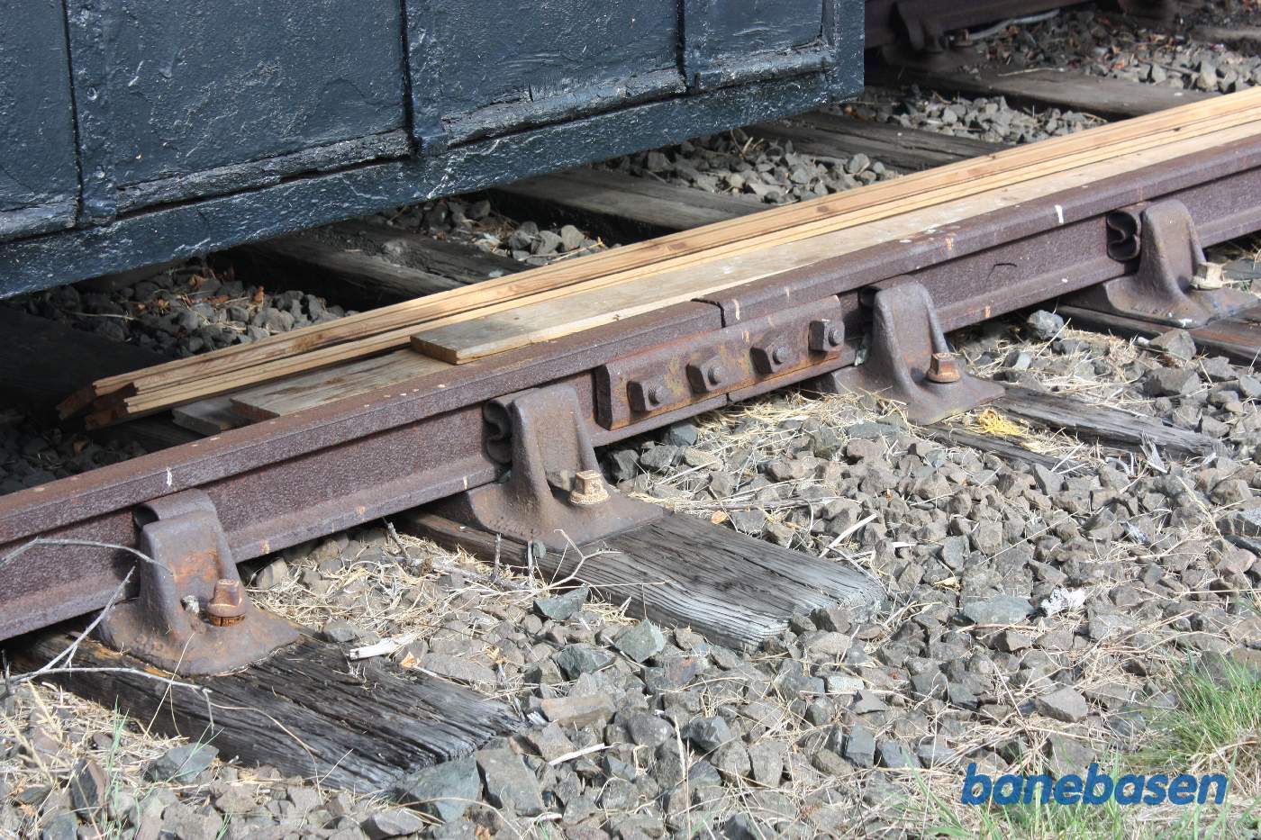 Nærbillede af stålfjedrene der presser skinnen fast i holderen