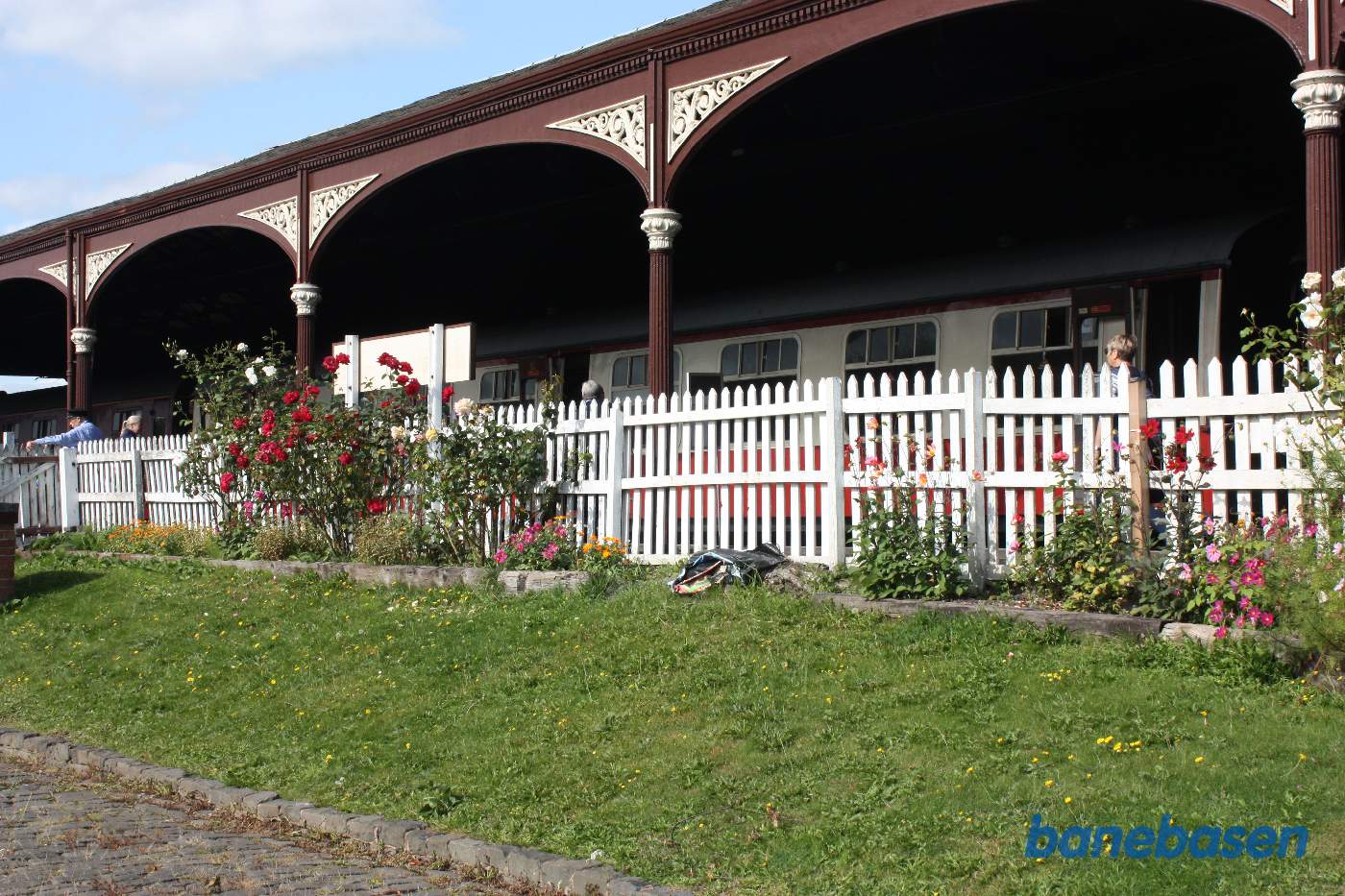 Stationen og perronen set fra parkeringspladsen