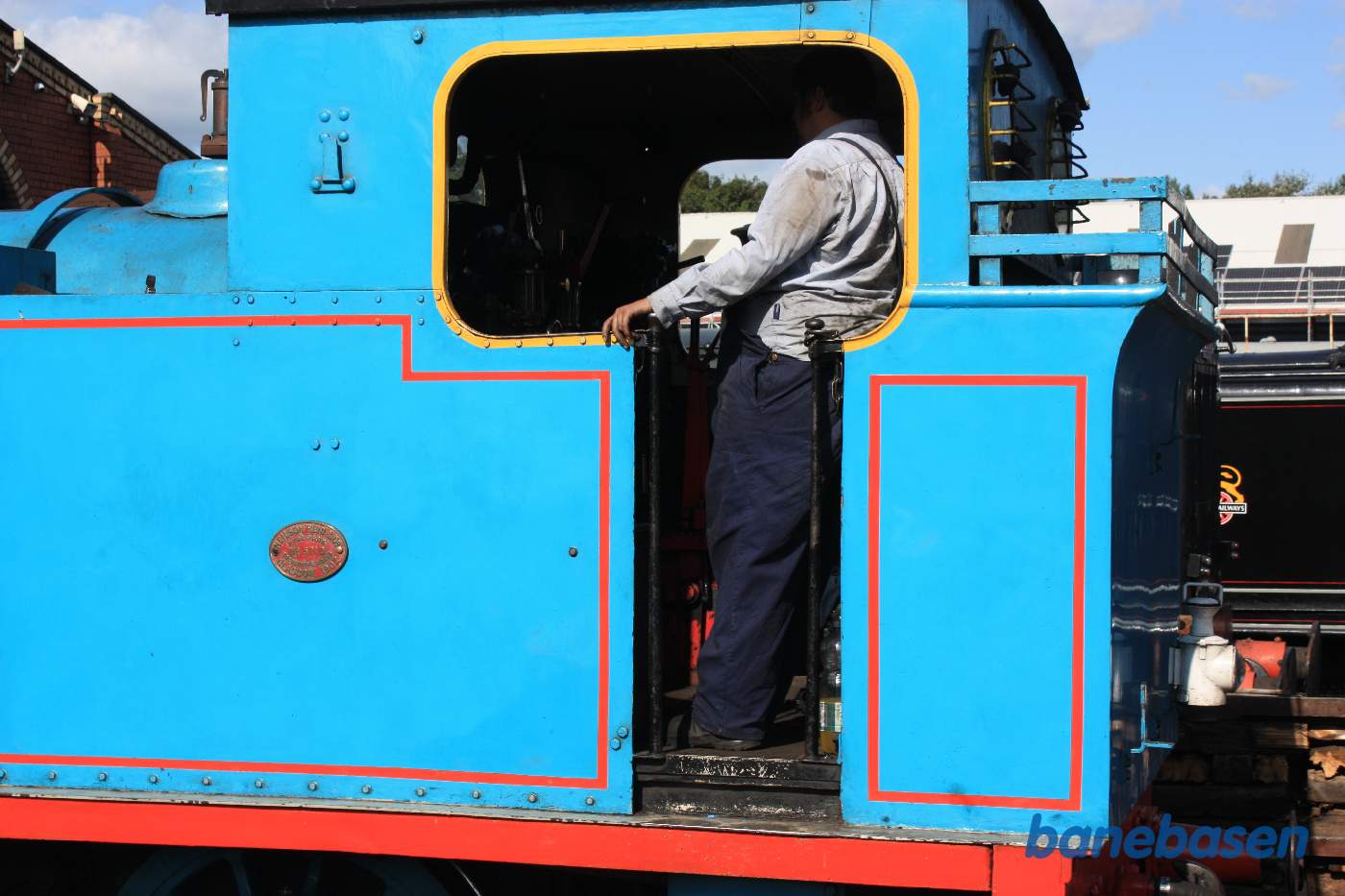 Nærbillede af lokomotivets side og førerrum set udefra perronen