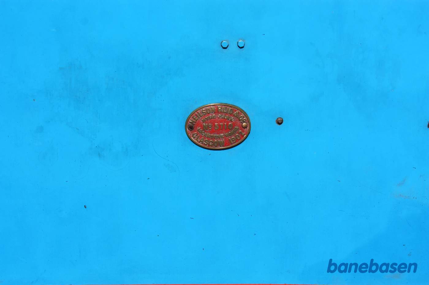 Nærbillede af fabriksskiltet