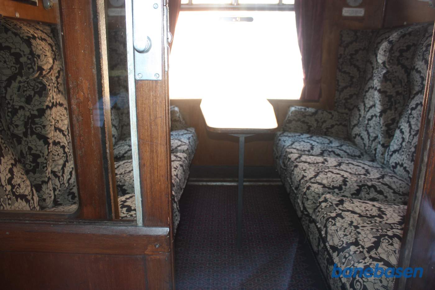 Billede ind gennem vinduet af en 1.klasses kupé