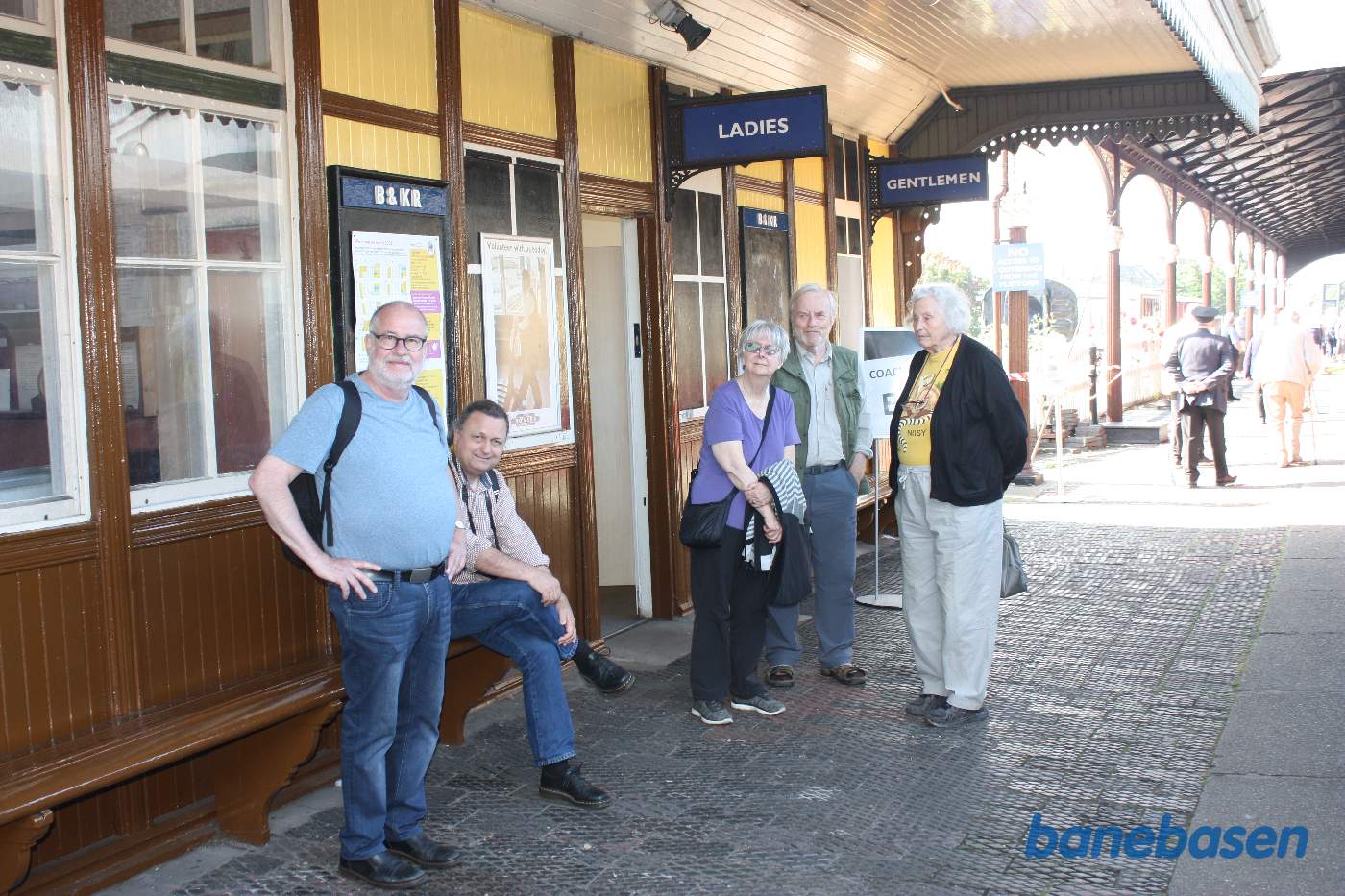 En del gæster er forsamlet udenfor toiletterne