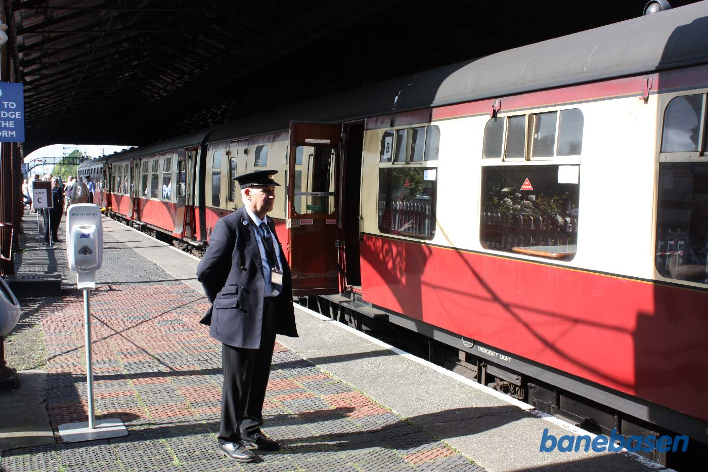 Togpersonalet hjælper gæsterne med at finde den rigtige vogn