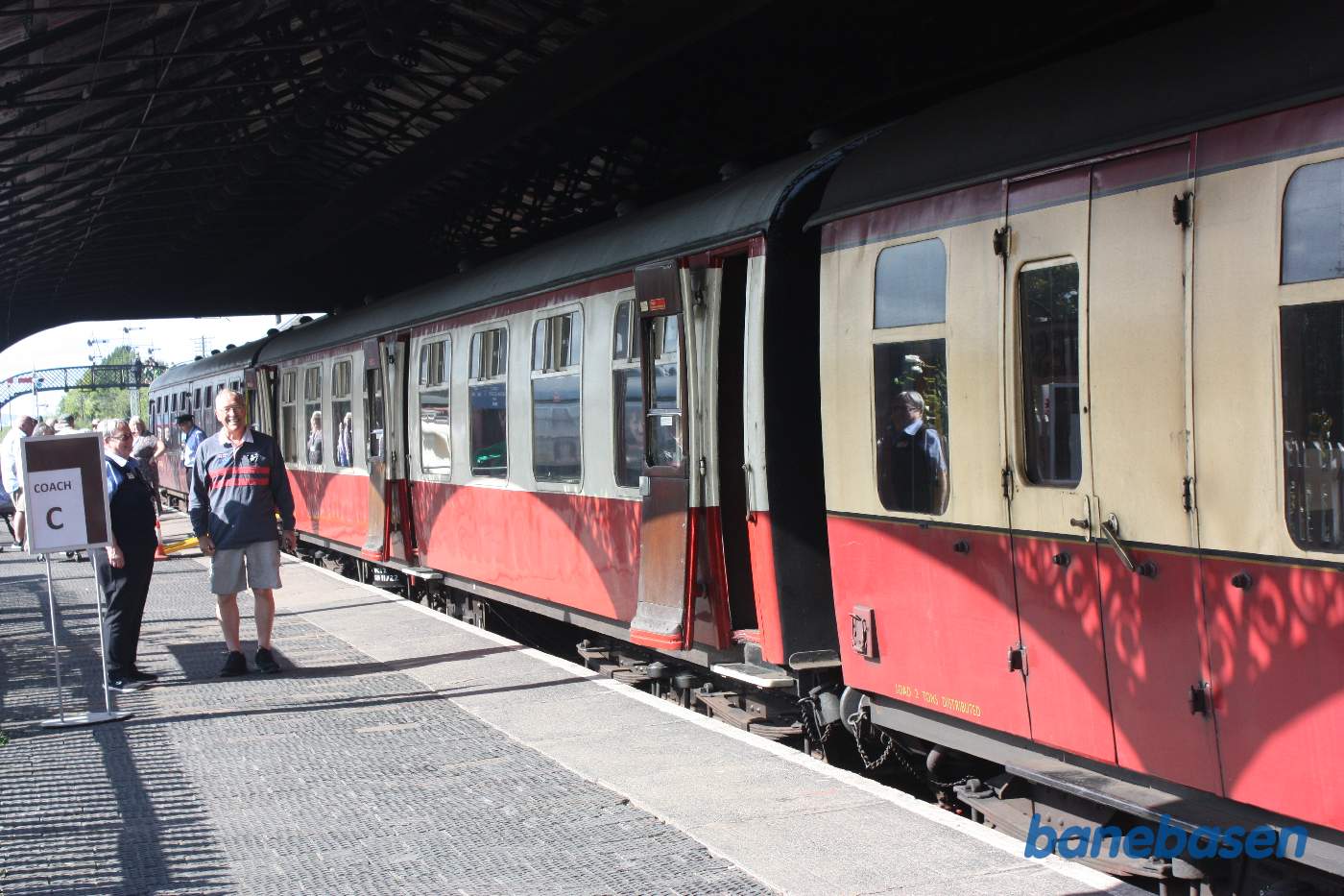 3 af togets personvogne ved perron og gæster på perronen