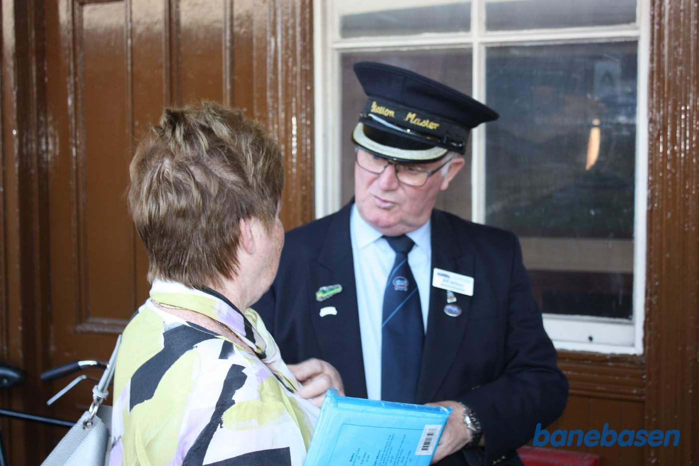 Vores guide i snak med stationsforstanderen