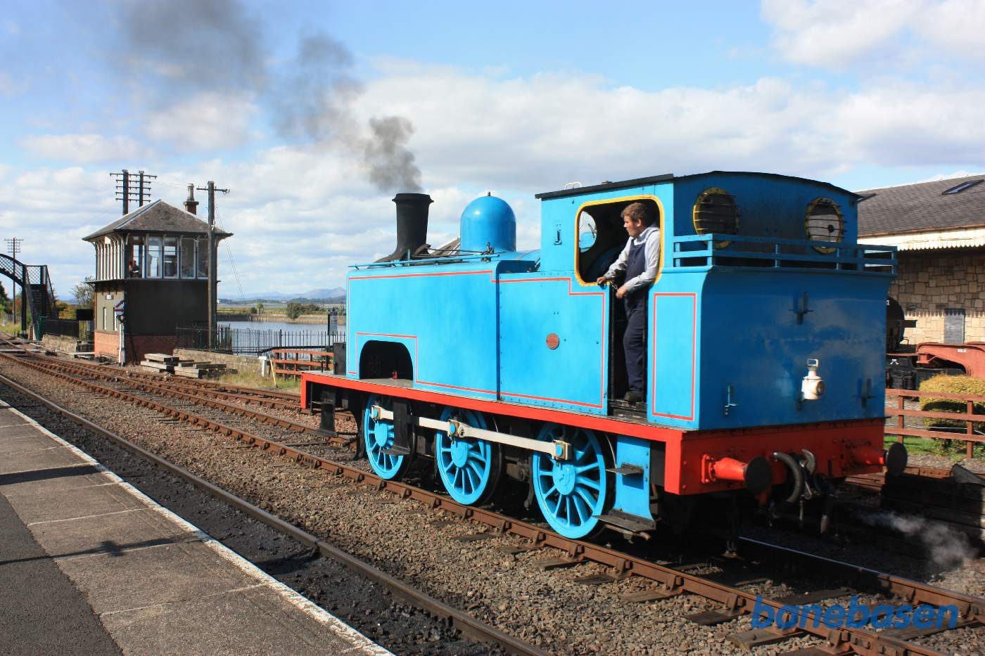 Damplokomotivet er klargjort og rangerer forbi vognene, signalhuset til venstre