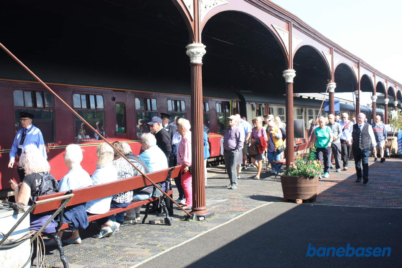 De mange gæster venter på at lokomotivet bliver koblet på inden de stiger ind i toget - der er masser af tid