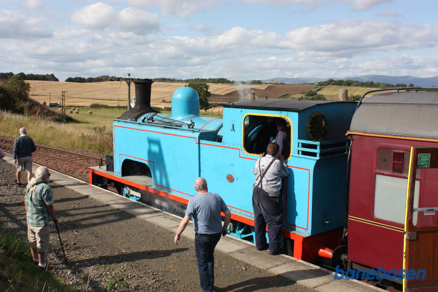 Damplokomotivet foran toget med marker i baggrunden