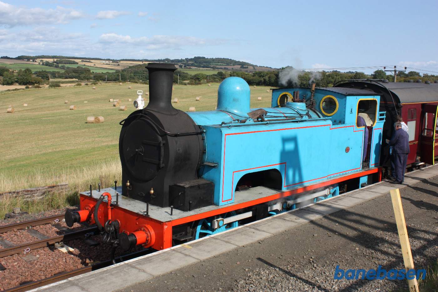 Damplokomotivet bliver koblet fra toget med marker i baggrunden