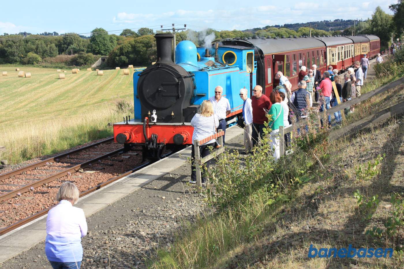Der er kommet mange gæster ud på perronen for at se damplokomotivet løbe om