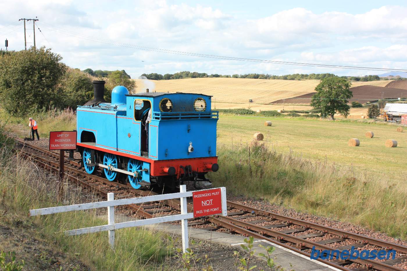 Damplokomotivet kører tilbage i sidesporet, rangisten stiller sporskiftet tilbage til perronsporet