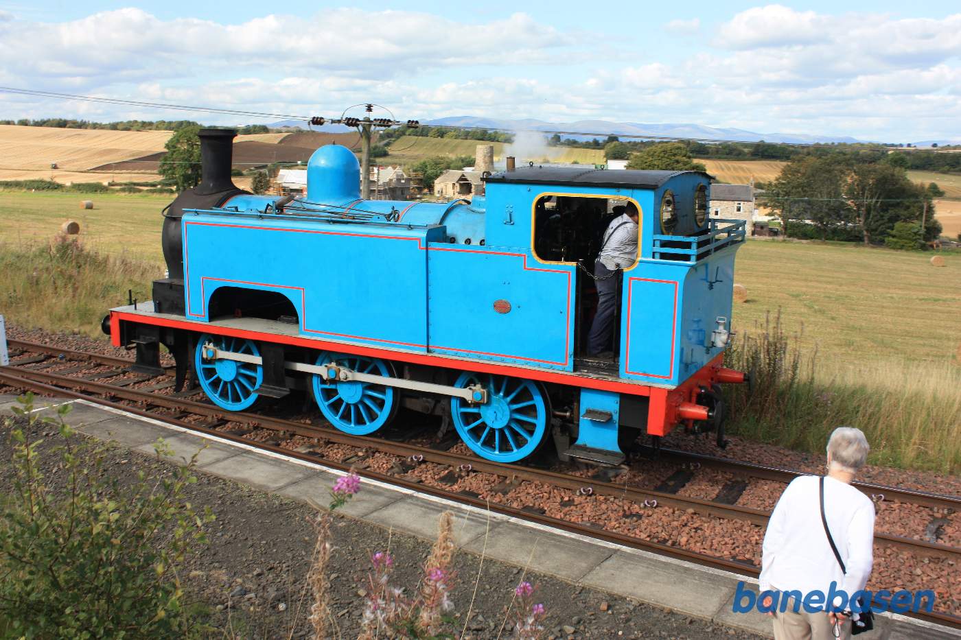 Damplokomotivet på vej rundt om vognene