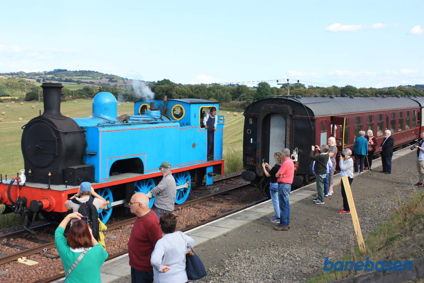 Damplokomotivet på vej rundt om vognene