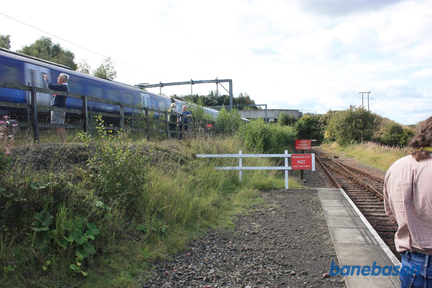 Et eksprestog fra Glasgow til Edinburgh suser forbi på hovedstrækningen til venstre