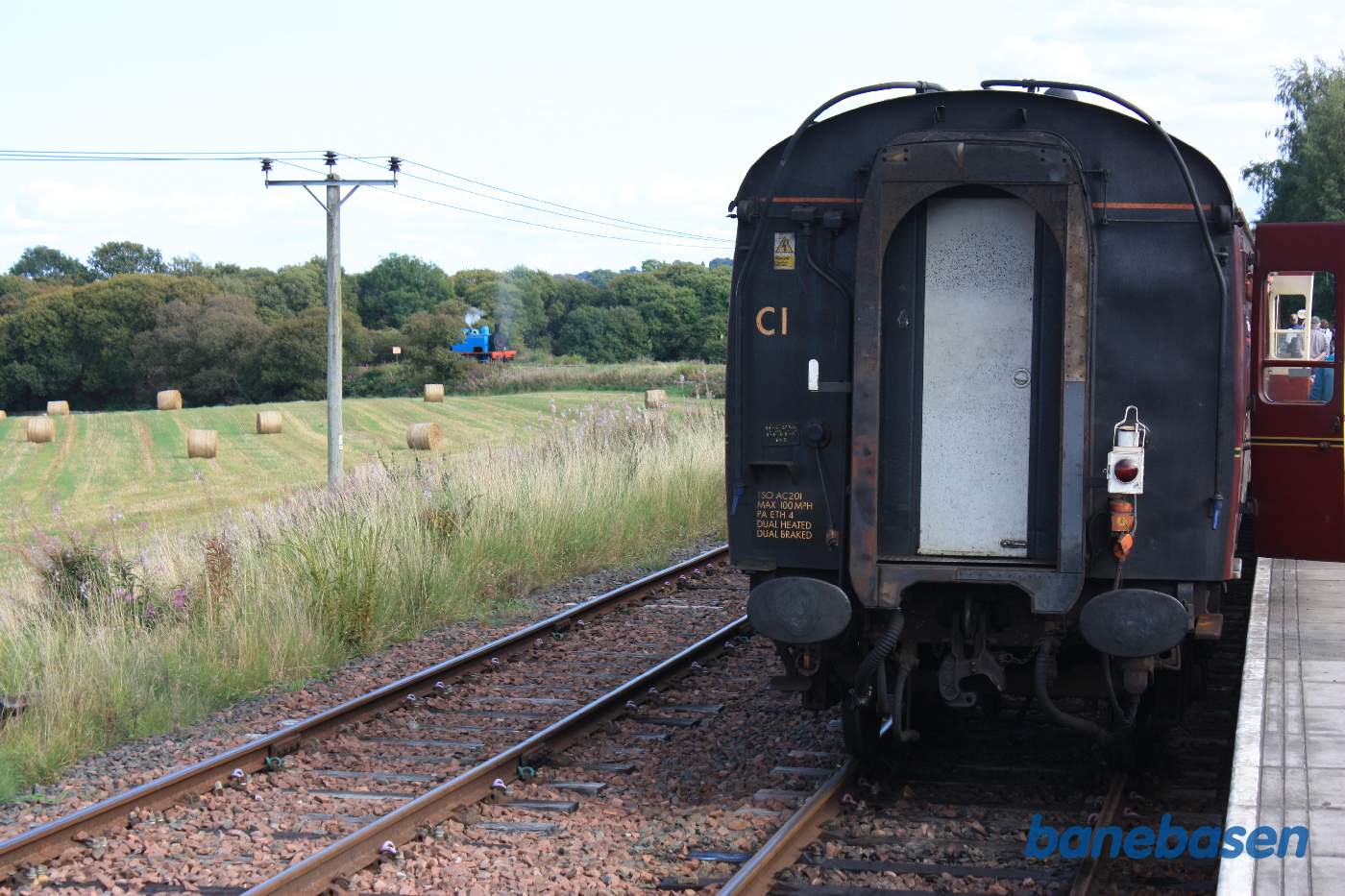 Endegavlen på personvognen, damplokomotivet ses langt ude til venstre