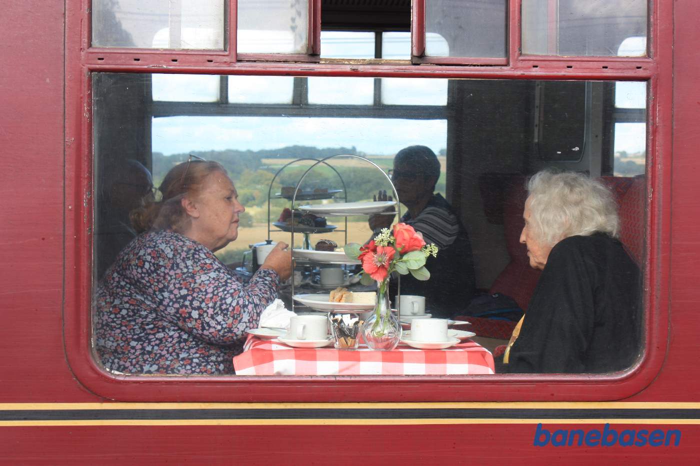 Inde i toget kan man se gæsterne nyde "Afternoon tea"