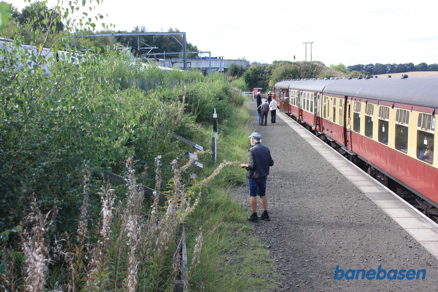 Et billede af perronen med toget til højre og hovedstrækningen Edinburgh - Glasgow til venstre