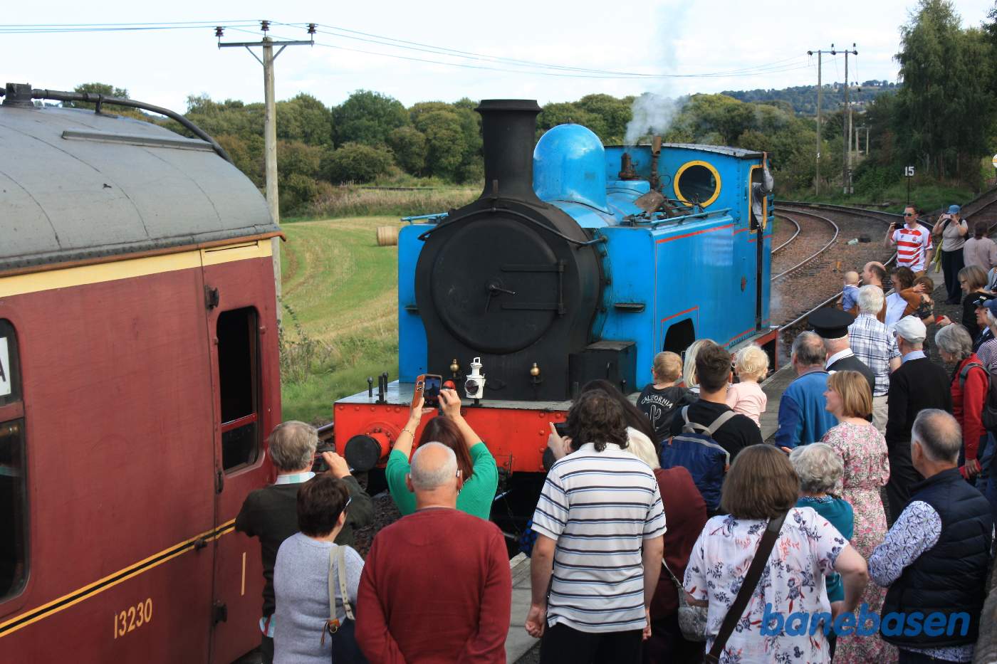 Det trækker altid mange gæster til, når lokomotivet skal kobles til toget