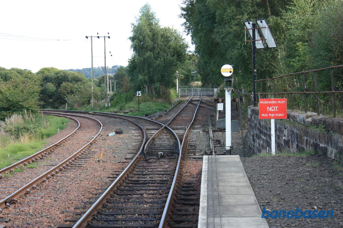 Sporet, der går lige ud, har sporforbindelse til hovedstrækningen Edinburgh - Glasgow