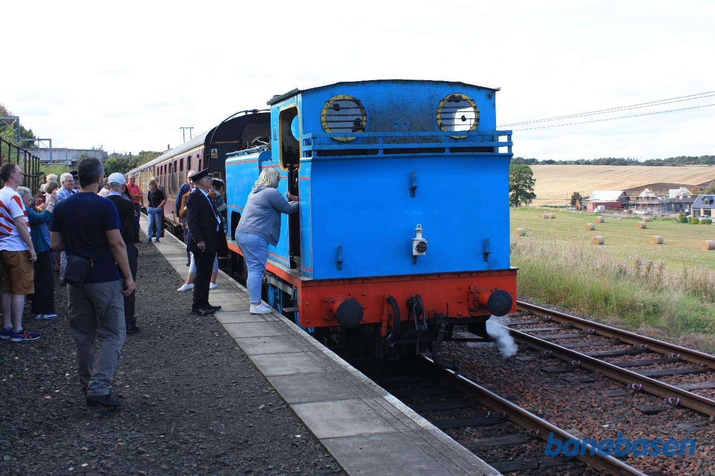 Børnene er altid meget ivrige for at komme op på lokomotivet og kigge ind i fyret