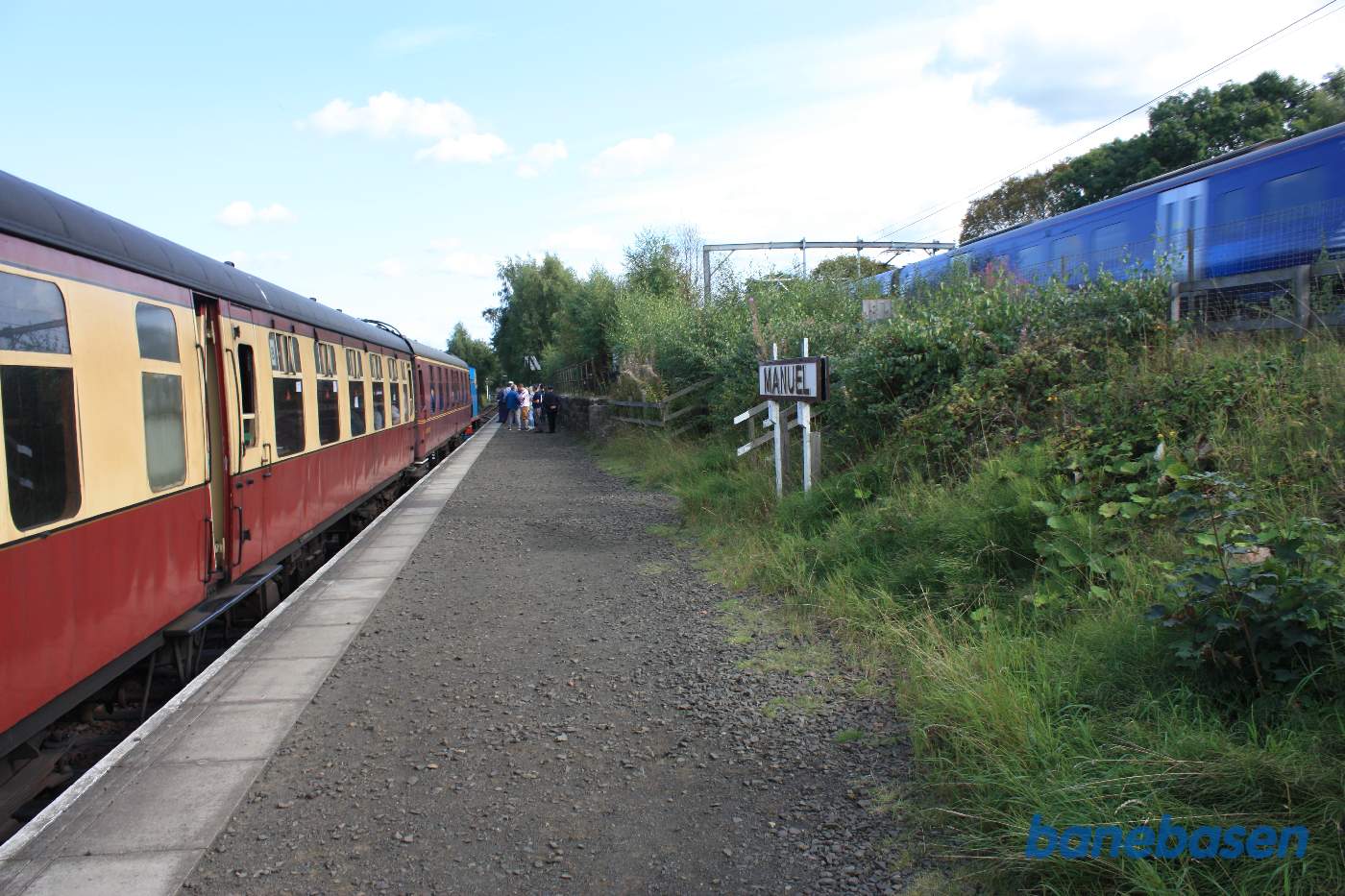 Så varer det ikke længe før toget kører tilbage igen, nok et eksprestog fra Glasgow til Edinburgh suser forbi oppe til højre