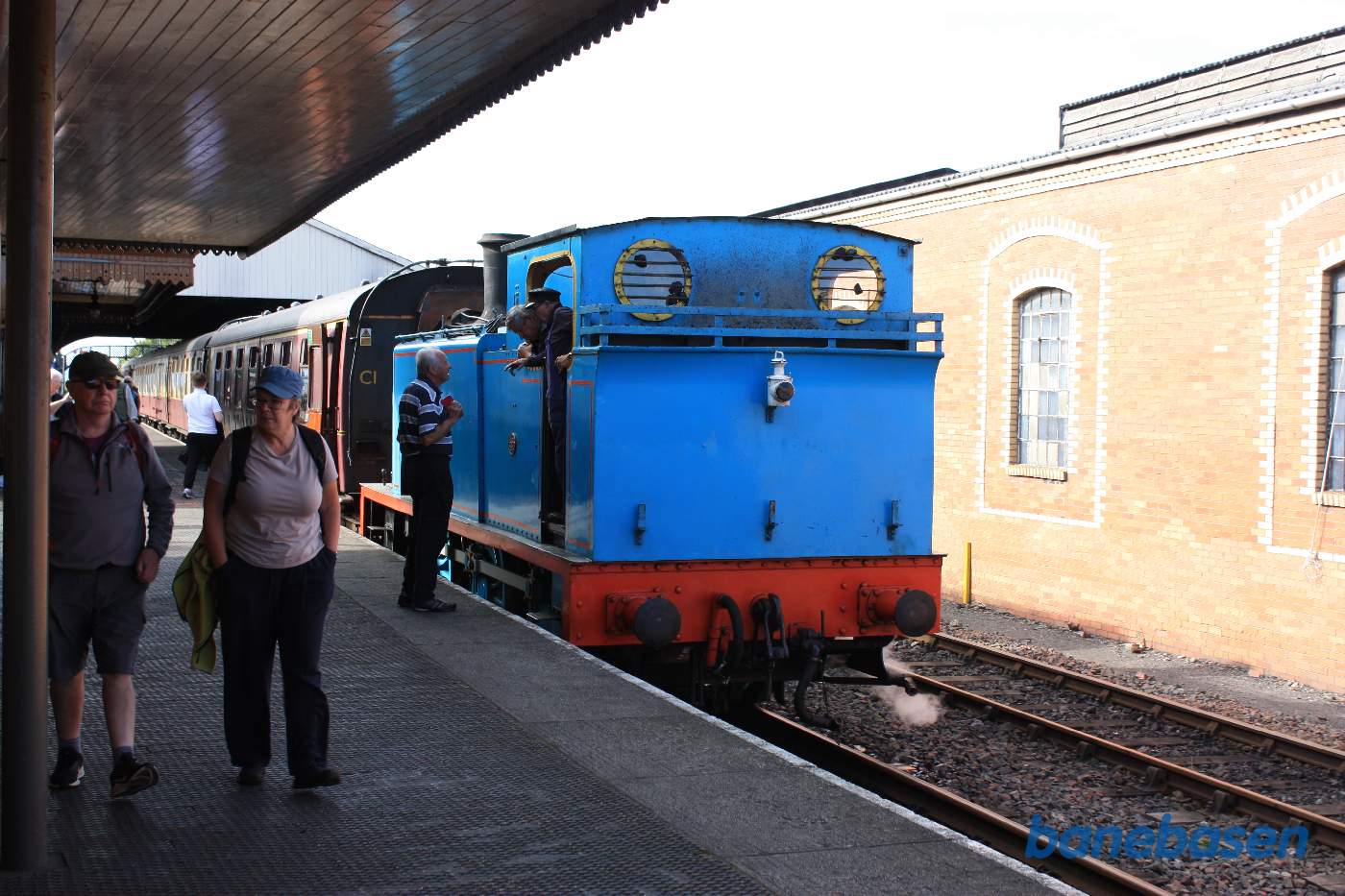 Vi er kommet tilbage og en gæst får lige en snak med lokomotivpersonalet