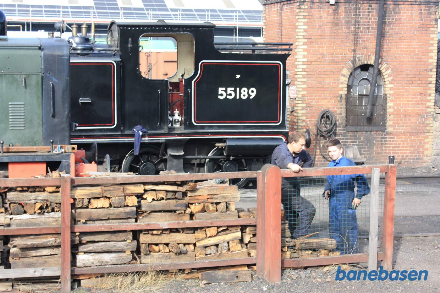 To frivillige nyder det fine eftermiddagsvejr