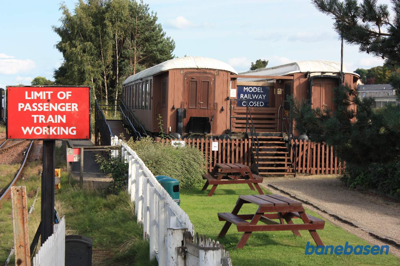 I to gamle personvogne er der indrettet et modeljernbaneanlæg, men det var desværre lukket