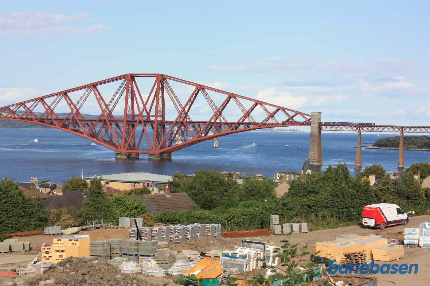 Et tog på vej over Firth of Forth broen