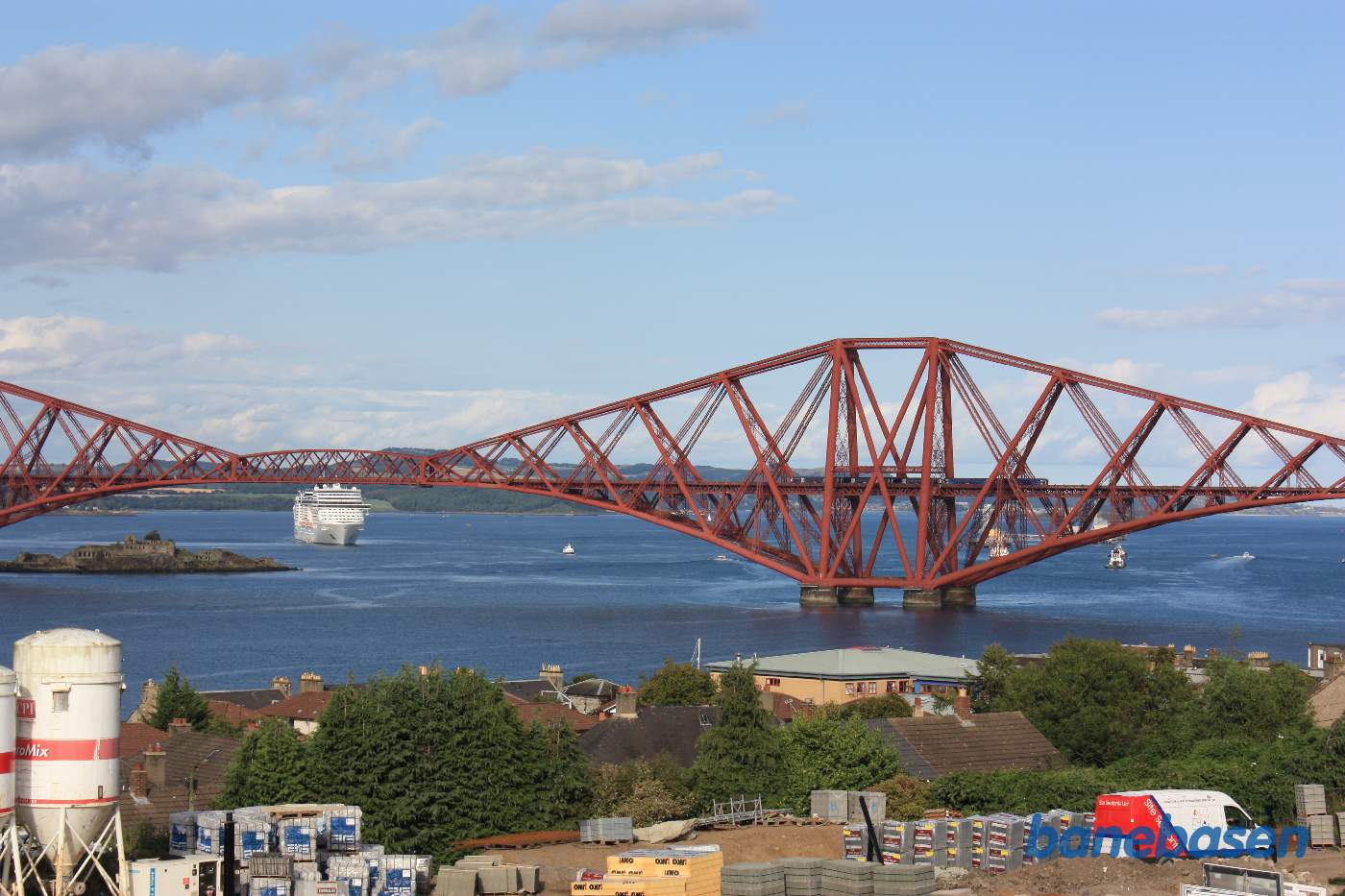 Et tog på vej over Firth of Forth broen