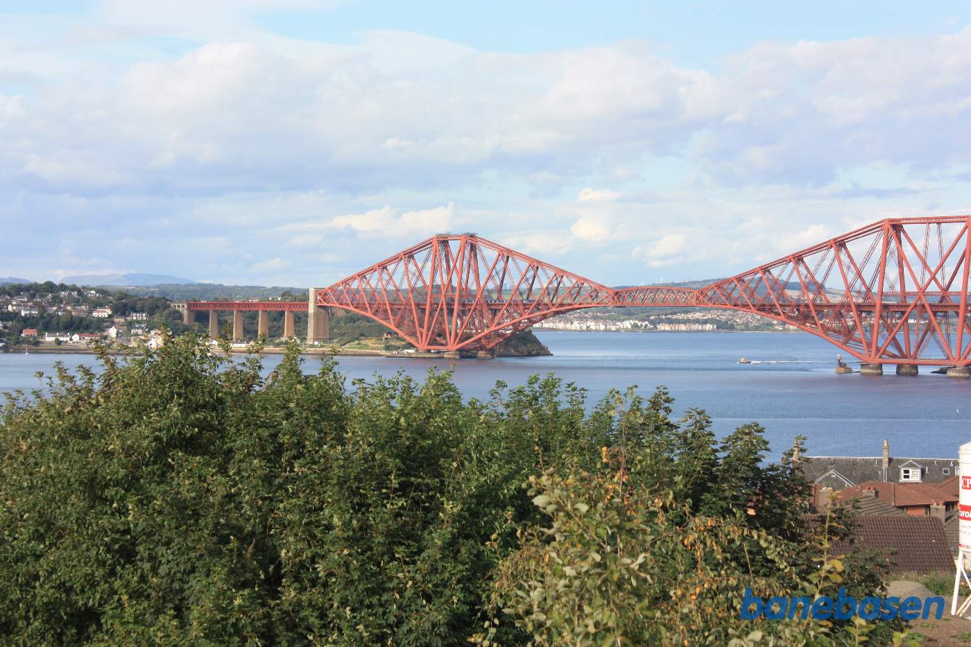 Et tog på vej over Firth of Forth broen