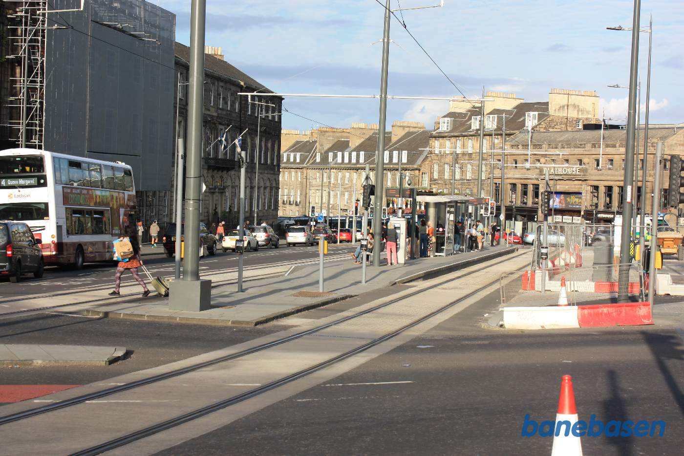 Stoppestedet ved Picardy Place i eftermiddagssol