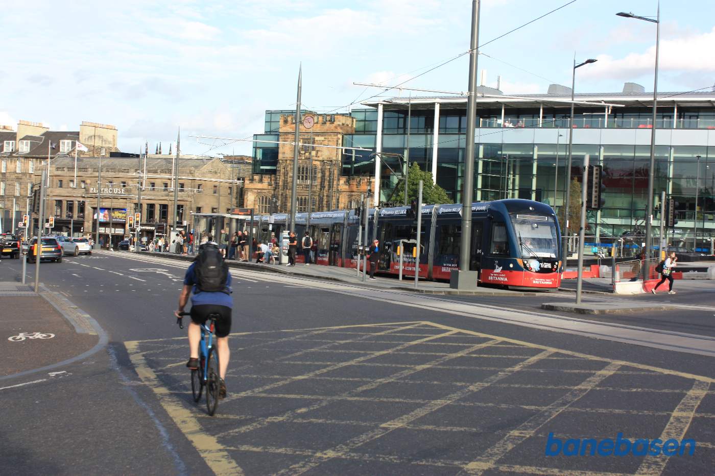 Stoppestedet ved Picardy Place i eftermiddagssol