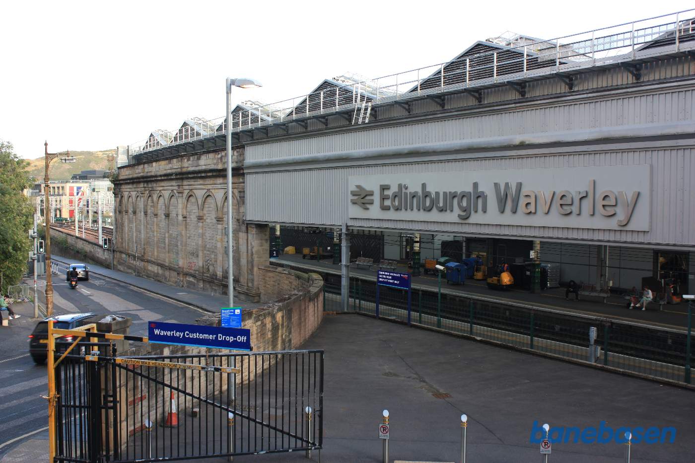 For fodgængere er der en fodgængerbro der giver adgang til stationen