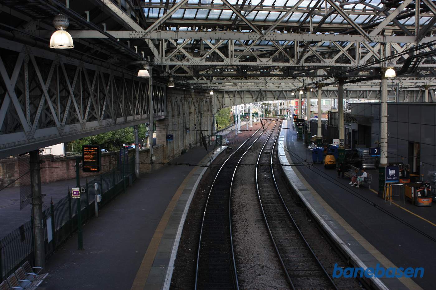 For fodgængere er der en fodgængerbro der giver adgang til stationen, her et billede ud over stationsområdet