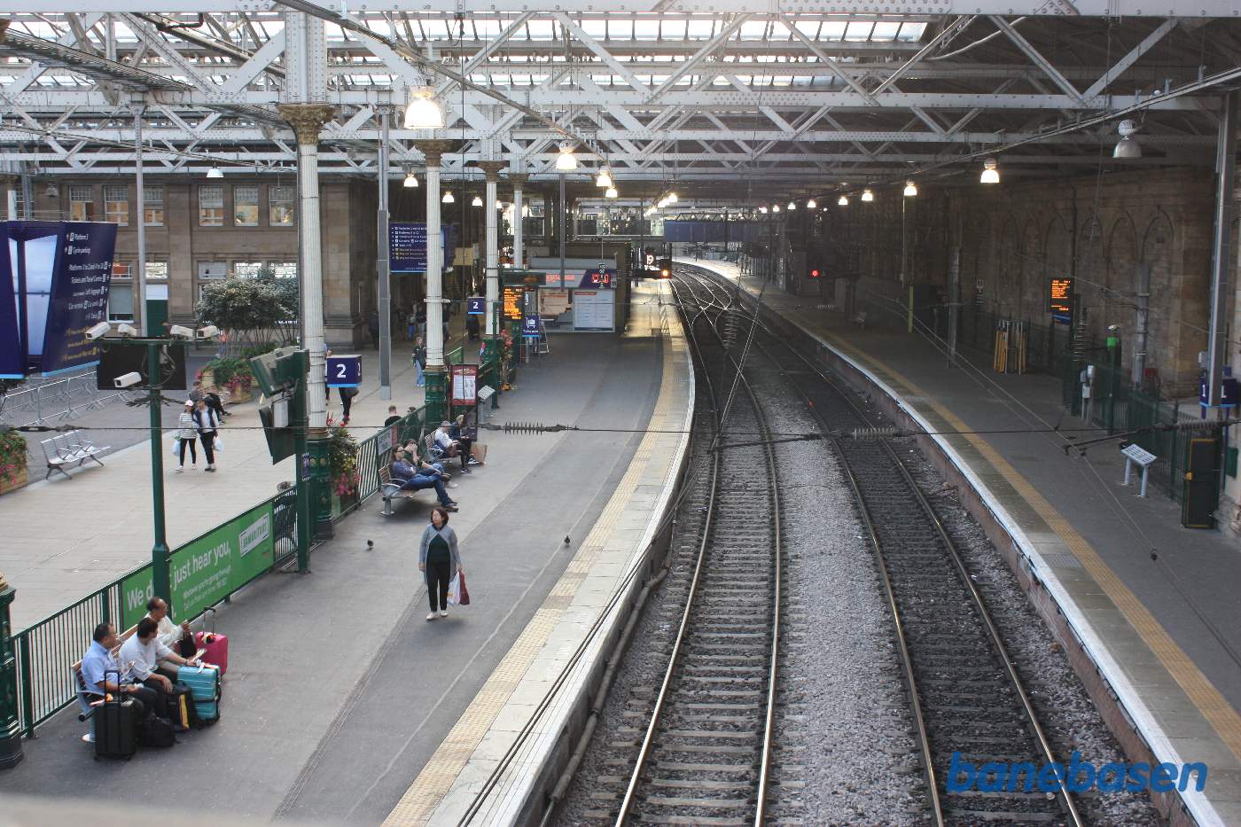 For fodgængere er der en fodgængerbro der giver adgang til stationen, her et billede ud over stationsområdet