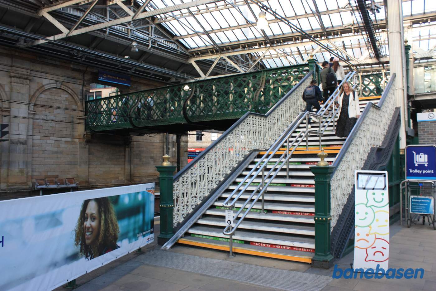 For fodgængere er der en fodgængerbro der giver adgang til stationen, her set nede fra perronen