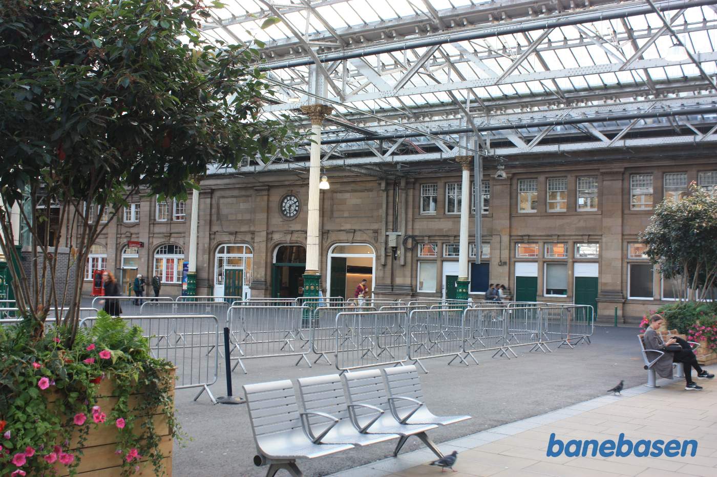 Stationsbygningen i midten af stationen med de store glastage til beskyttelse mod regn og blæst